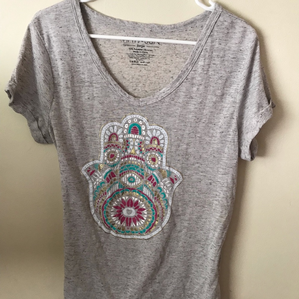 grey patterned tshirt